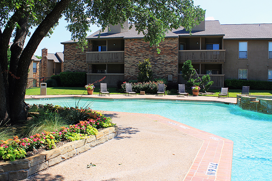 Image taken swimming pool side of an apartment community in Arlington.